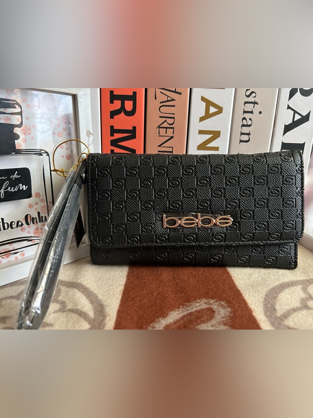 🖤 NEW 🖤 Bebe Black Embossed Logo Wallet 🖤